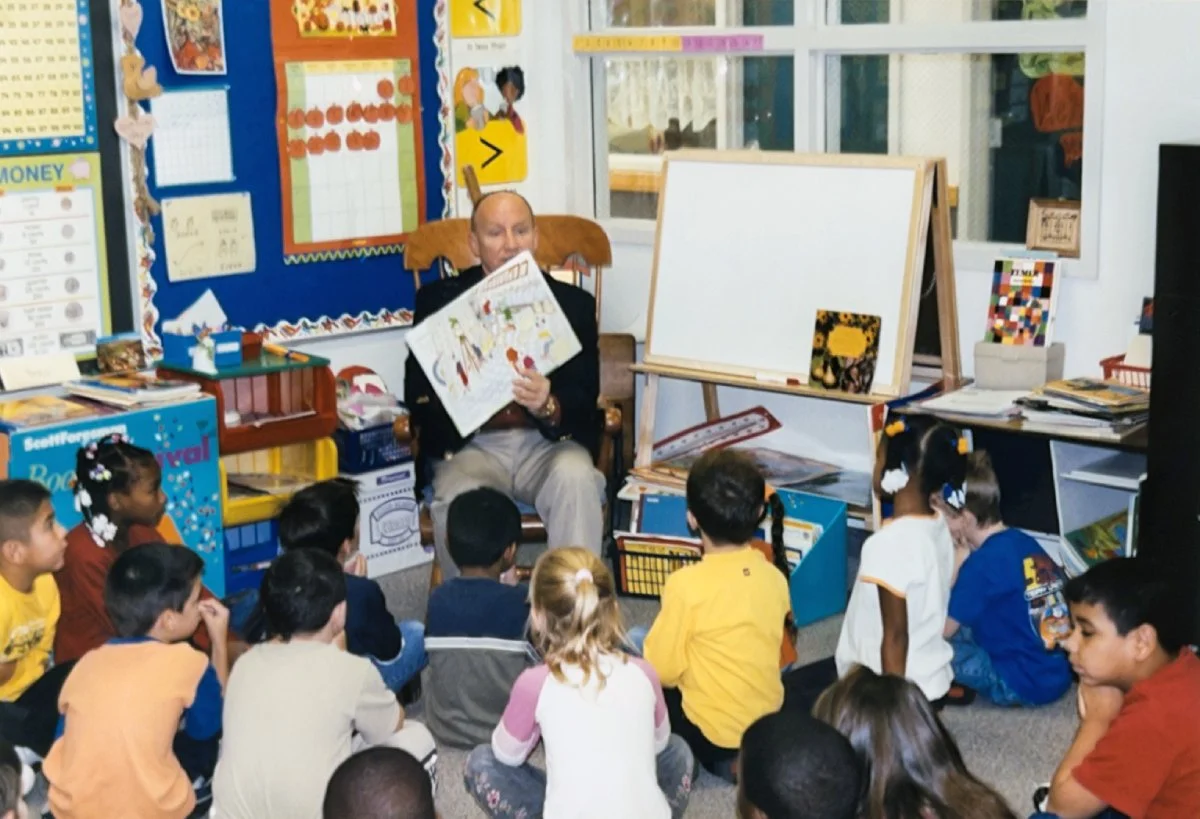Congressman Brady reads to a group of elementary school students seated on the floor before him